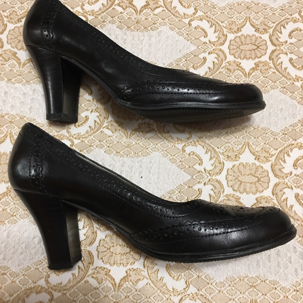 Apostrophe Pumps. Black. Size 6 M. - Picture 3 of 6